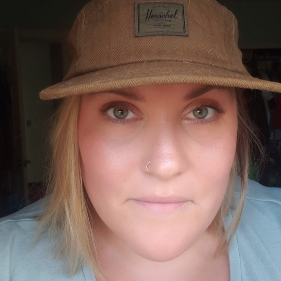 Meet your Posher, Emilie - Picture 1 of 1